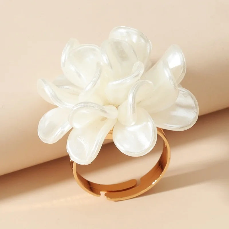 白い大きな花のリング