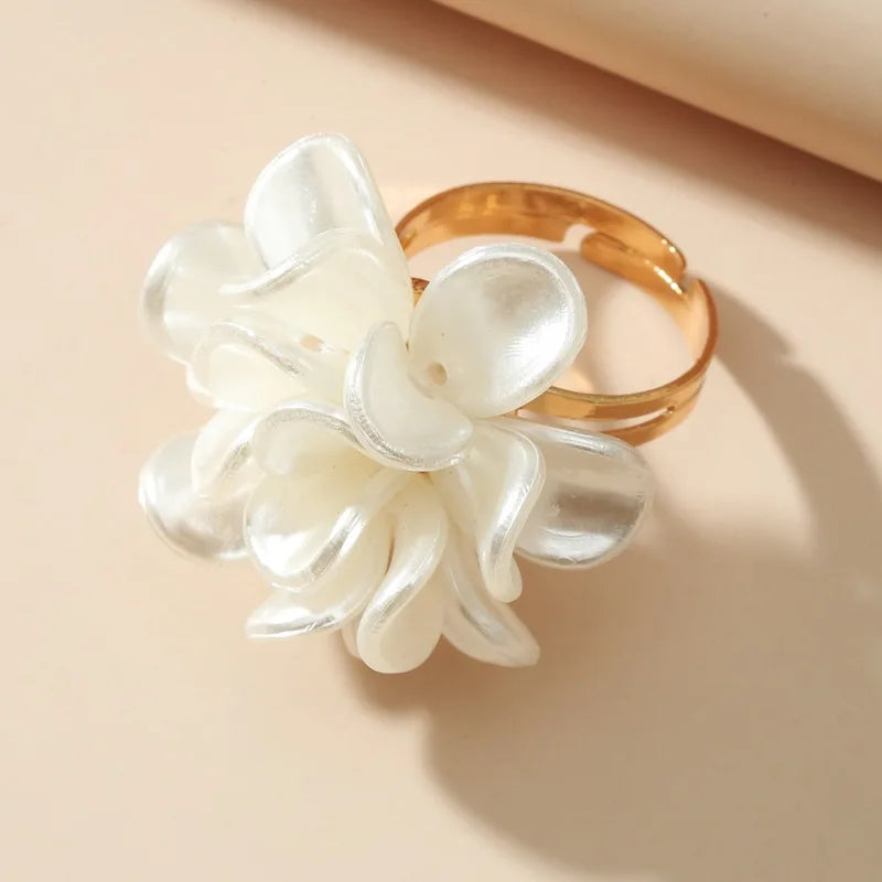 白い大きな花のリング