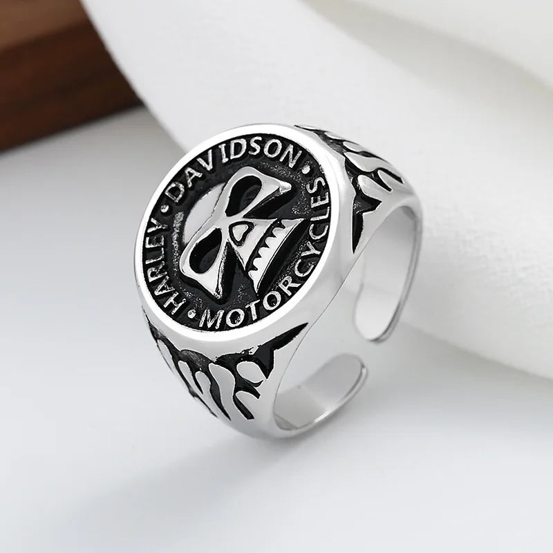 Bague avec Anneau Tête de Mort Gothique