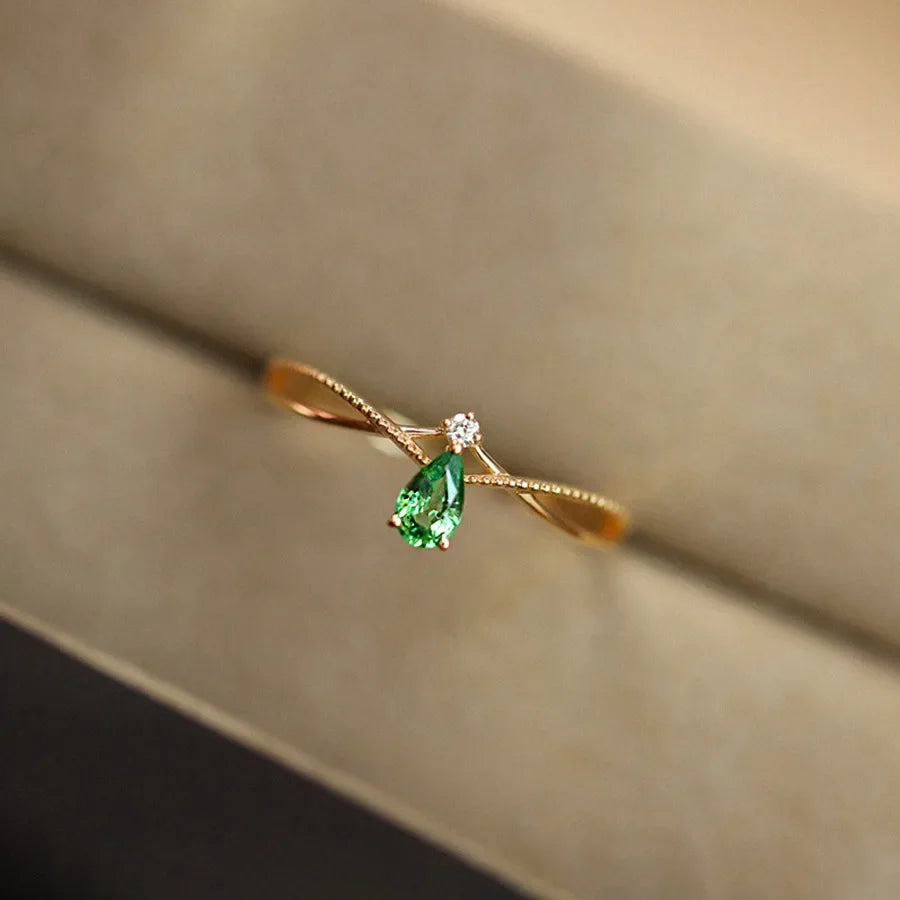 Bague avec Goutte d'Eau en Pierre et Zircon