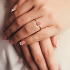Bague avec petites pierres de naissance rondes pour femme