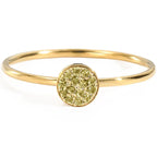 Bague avec petites pierres de naissance rondes pour femme août