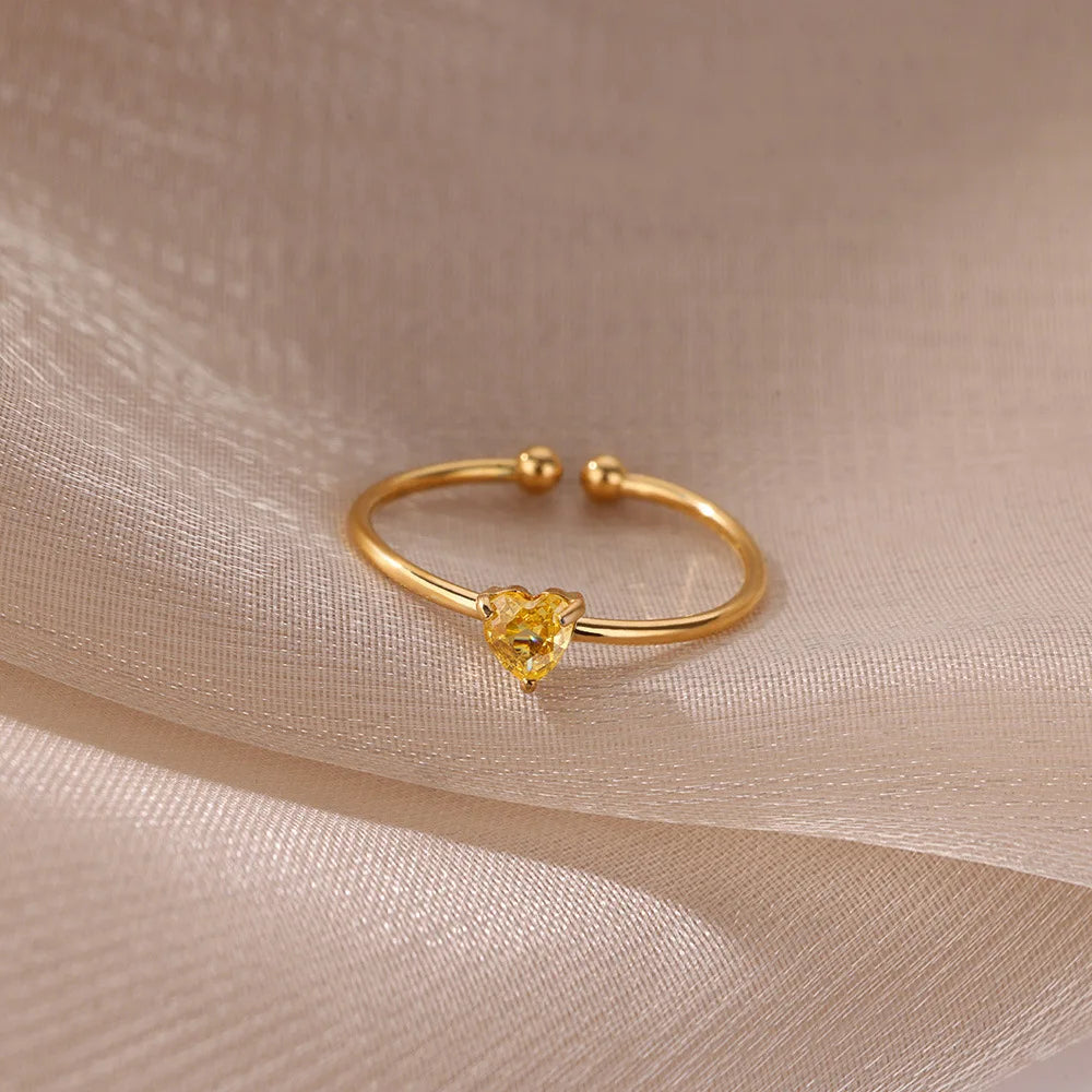 Bague fine dorée avec pierre de naissance en forme de coeur