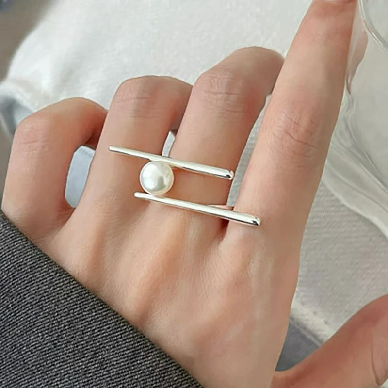 白いジルコンパールをあしらったスタイリッシュなリング