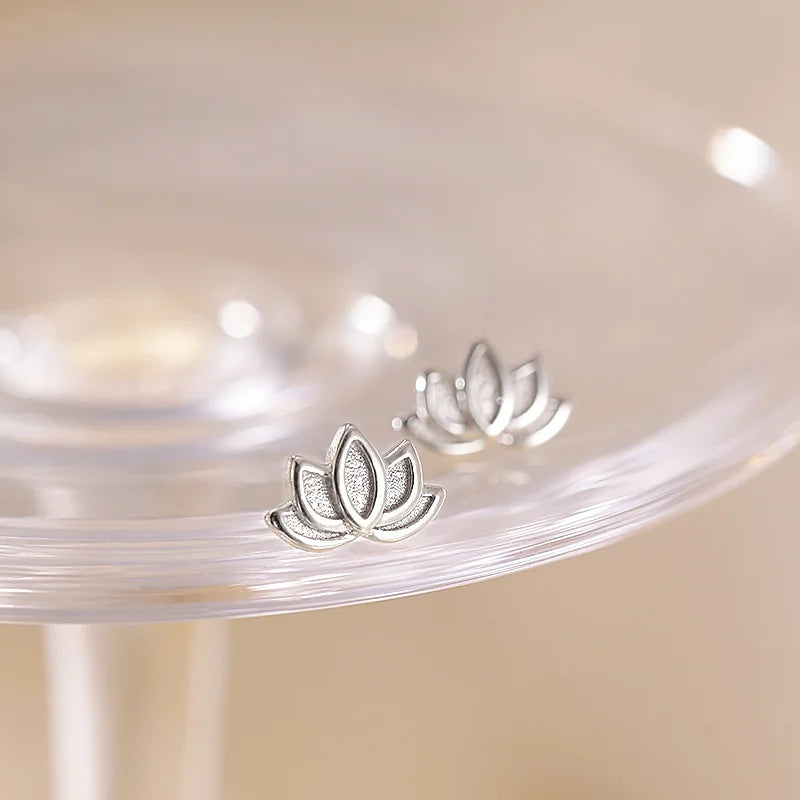 レディース 蓮の花モチーフ スタッドピアス シルバー