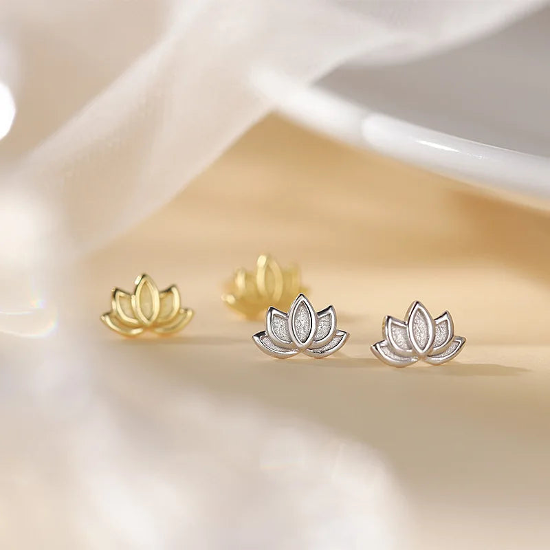 レディース 蓮の花モチーフ スタッドピアス シルバー