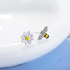 ミツバチとデイジーの花のピアス