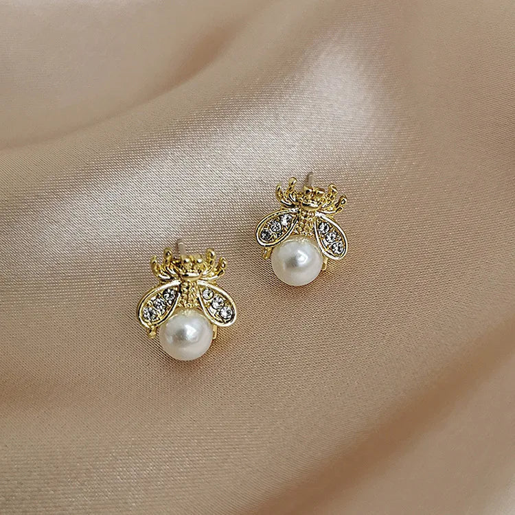 ハチとパールのピアス