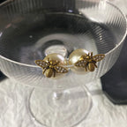 Boucles d'oreilles abeille et perle blanche
