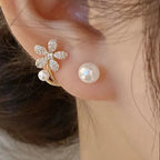 ジルコンとパールのフラワー付きスタッドピアス