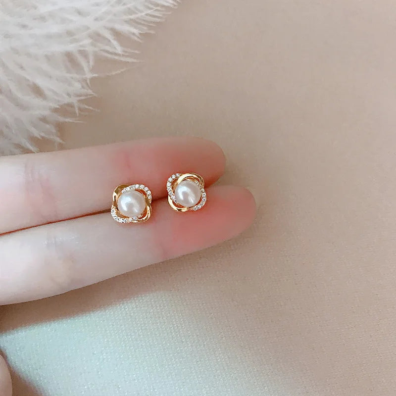 控えめなホワイトパールのスタッドピアス