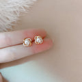 控えめなホワイトパールのスタッドピアス