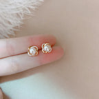 控えめなホワイトパールのスタッドピアス