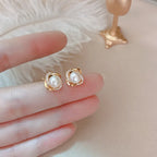 控えめなホワイトパールのスタッドピアス