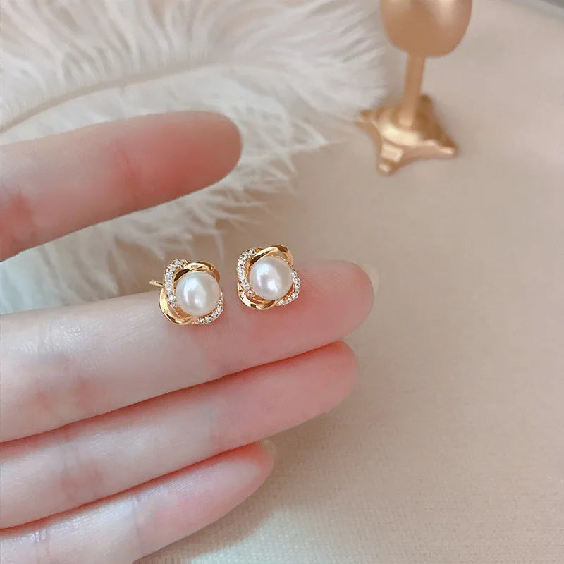 控えめなホワイトパールのスタッドピアス