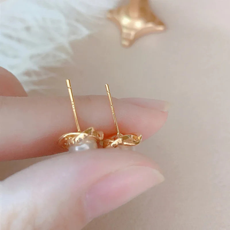 控えめなホワイトパールのスタッドピアス