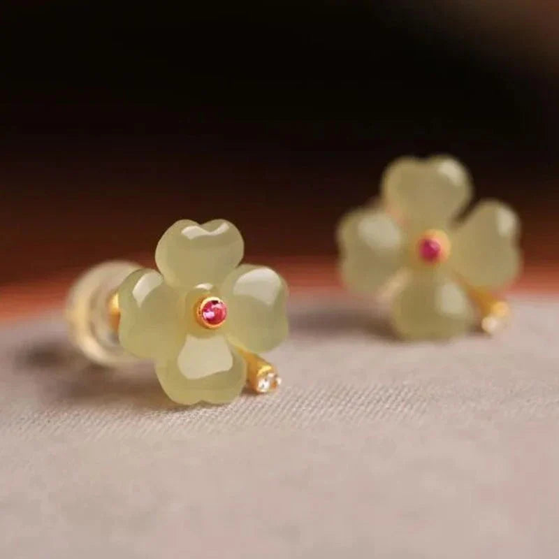四つ葉のクローバーのスタッドピアス