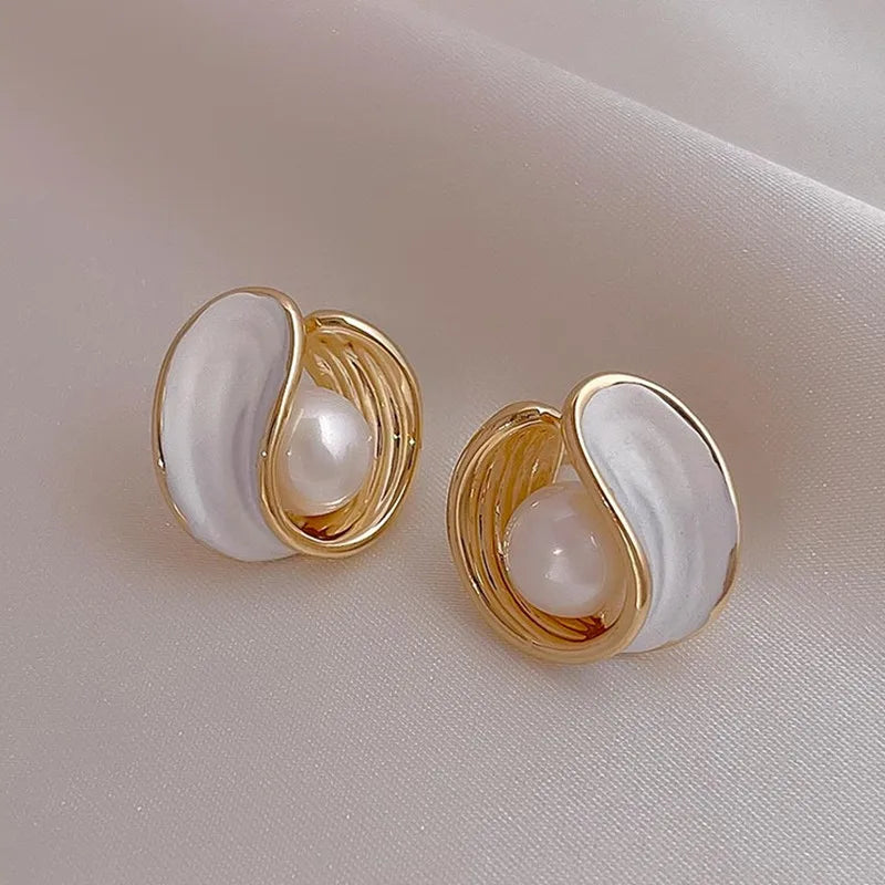 マザーオブパールとシェルパールのスタッドピアス 