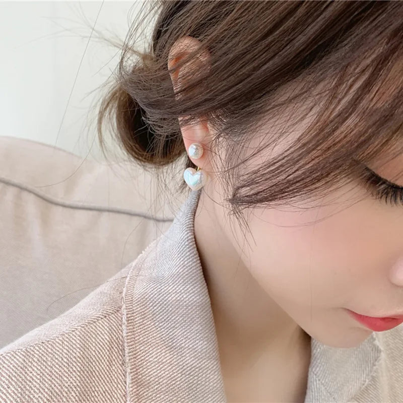 ホワイトパールのハートスタッドピアス