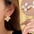 ハイビスカスの花 スタッドピアス パール調ペタル ホワイト