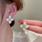 ハイビスカスの花 スタッドピアス パール調ペタル ホワイト