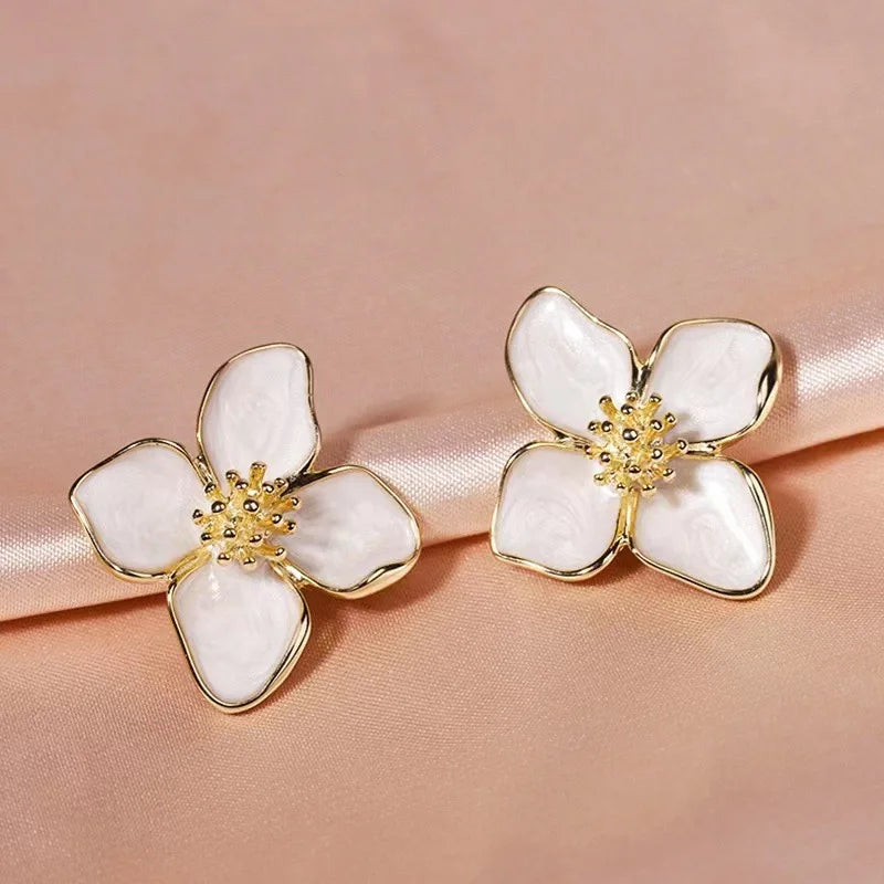 ハイビスカスの花 スタッドピアス パール調ペタル ホワイト