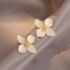 ハイビスカスの花 スタッドピアス パール調ペタル ホワイト