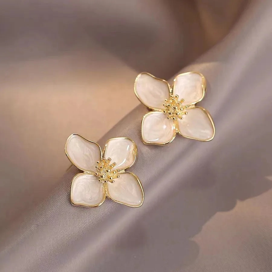 ハイビスカスの花 スタッドピアス パール調ペタル ホワイト