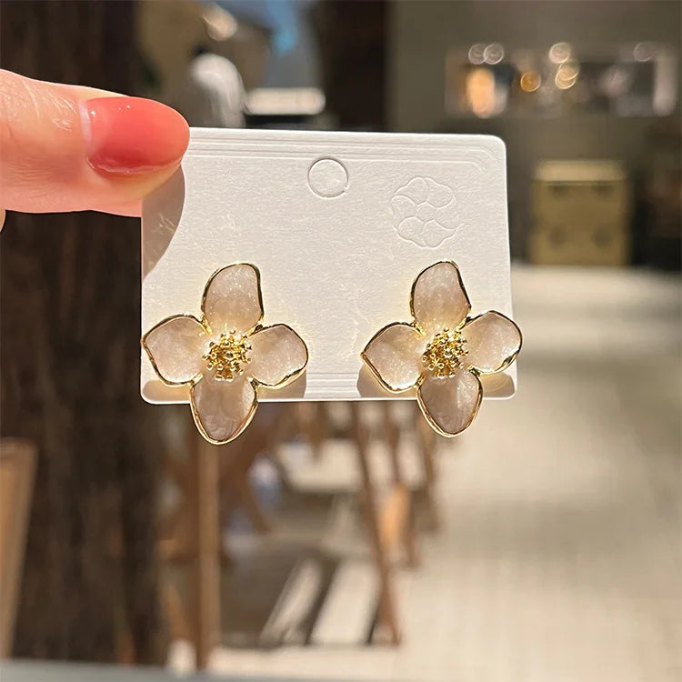 ハイビスカスの花 スタッドピアス パール調ペタル ホワイト