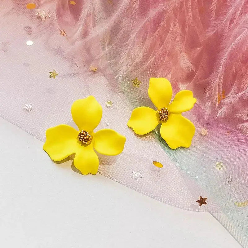 花モチーフ スタッドピアス 4枚花びら イエロー