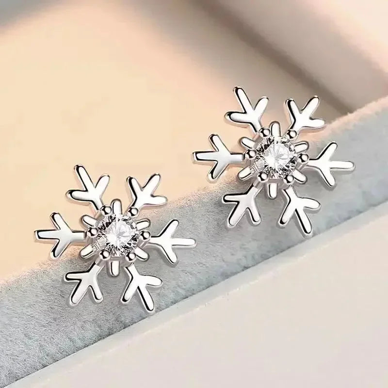 ジルコン付き雪の結晶スタッドピアス
