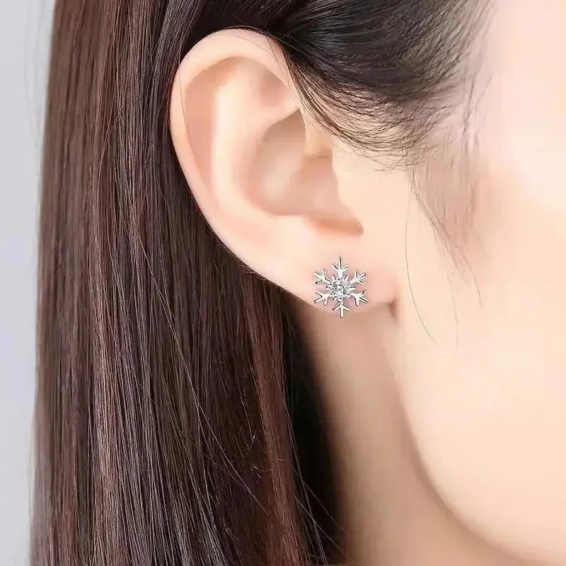 ジルコン付き雪の結晶スタッドピアス