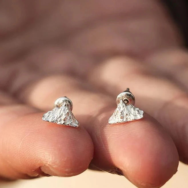 スタッドピアス　シルバーカラーの山モチーフ


素材：スチール


カラー：シルバー


サイズ：直径1cm（画像をご参照ください）


アレルギー対応保証付きで、男性、女性、男の子、女の子に適しています


非常に丁寧に仕上げた商品です