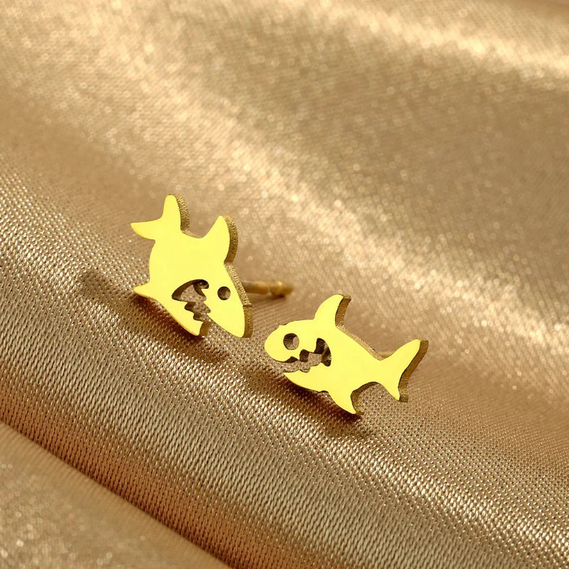 サメのスタッドピアス ゴールド