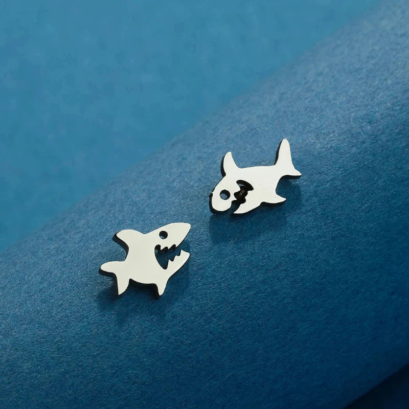サメのスタッドピアス シルバー