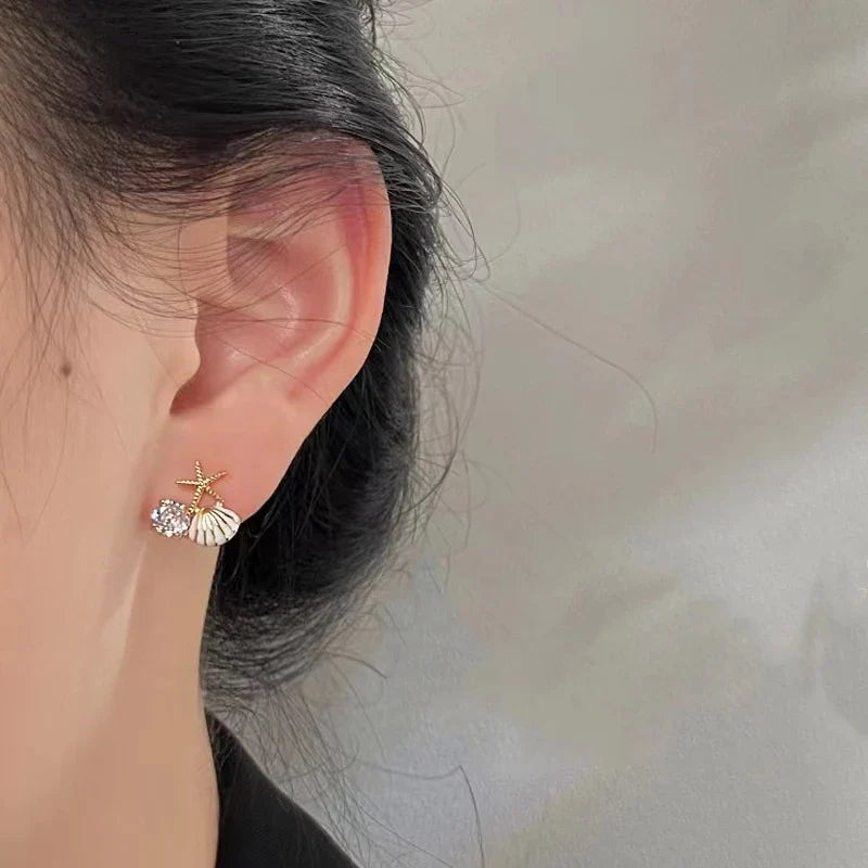 アシンメトリーなシェルピアス ホワイト