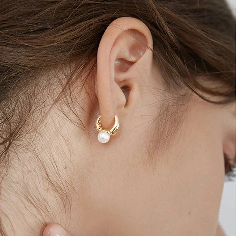 レトロスタイルのパール付きフープピアス