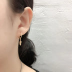 小さな羽のチャームが揺れるフープピアス ゴールド