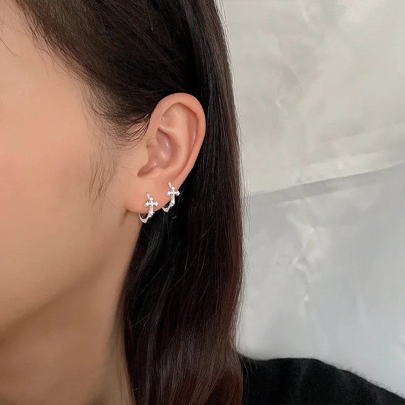 ジーザス・クロスのジルコニア付きフープピアス