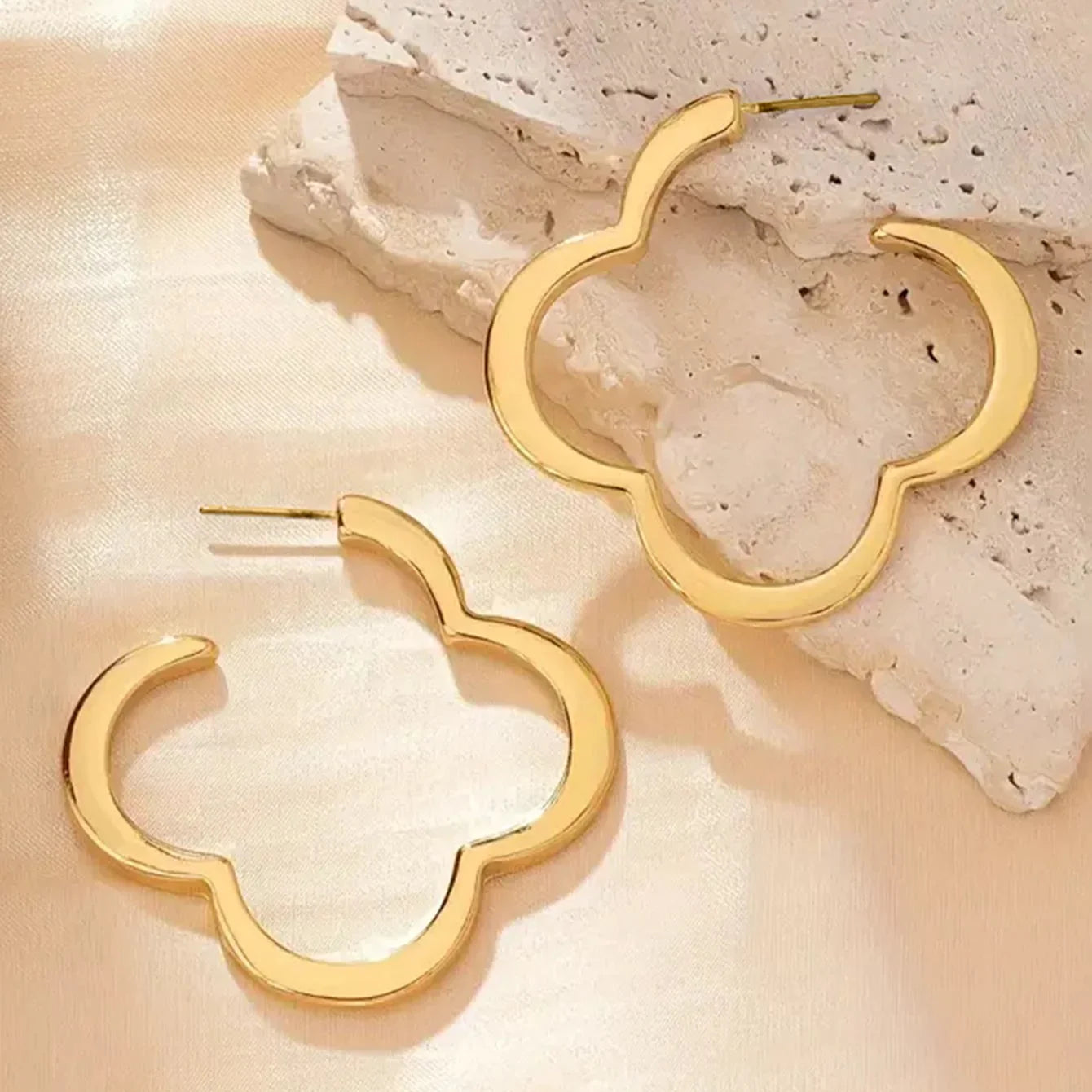 四つ葉のクローバー フープピアス