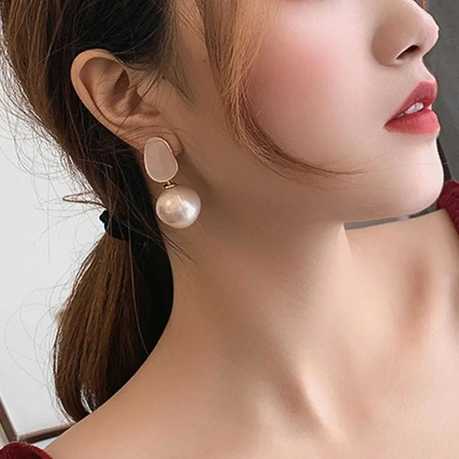 白いパールのレトロスタイルピアス ピンク
