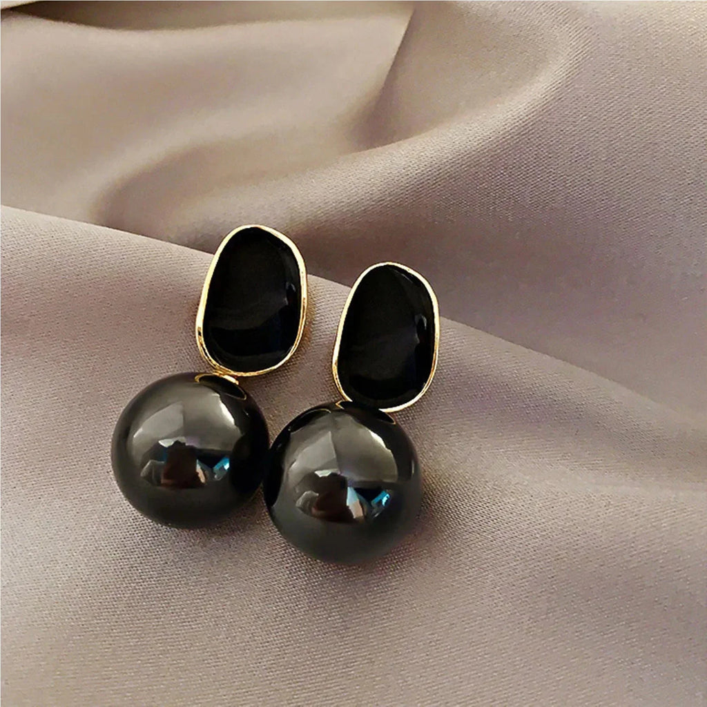 白いパールのレトロスタイルピアス ブラック