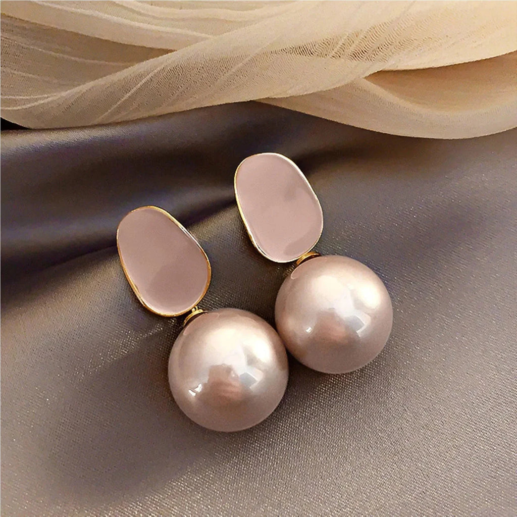 白いパールのレトロスタイルピアス ピンク