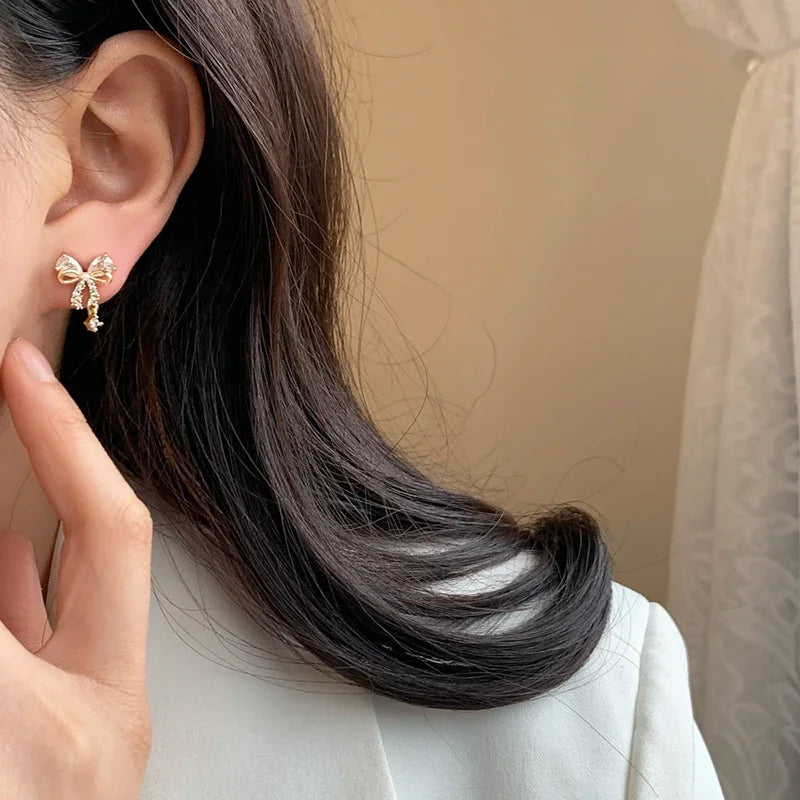 レディース向けリボンモチーフのゴールドピアス
