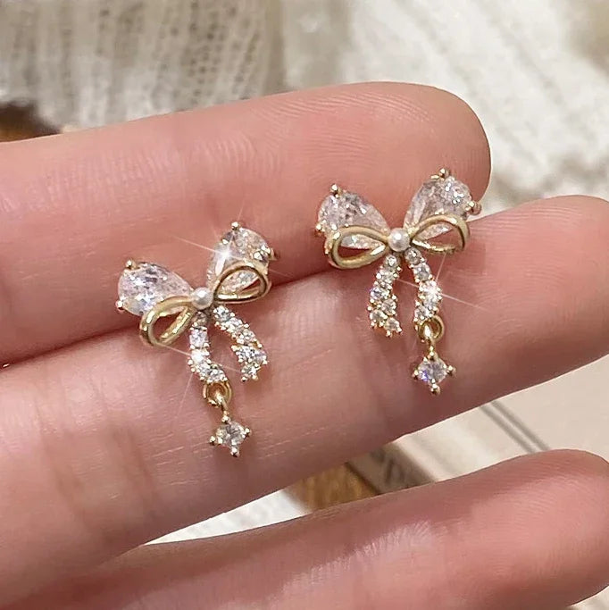 レディース向けリボンモチーフのゴールドピアス