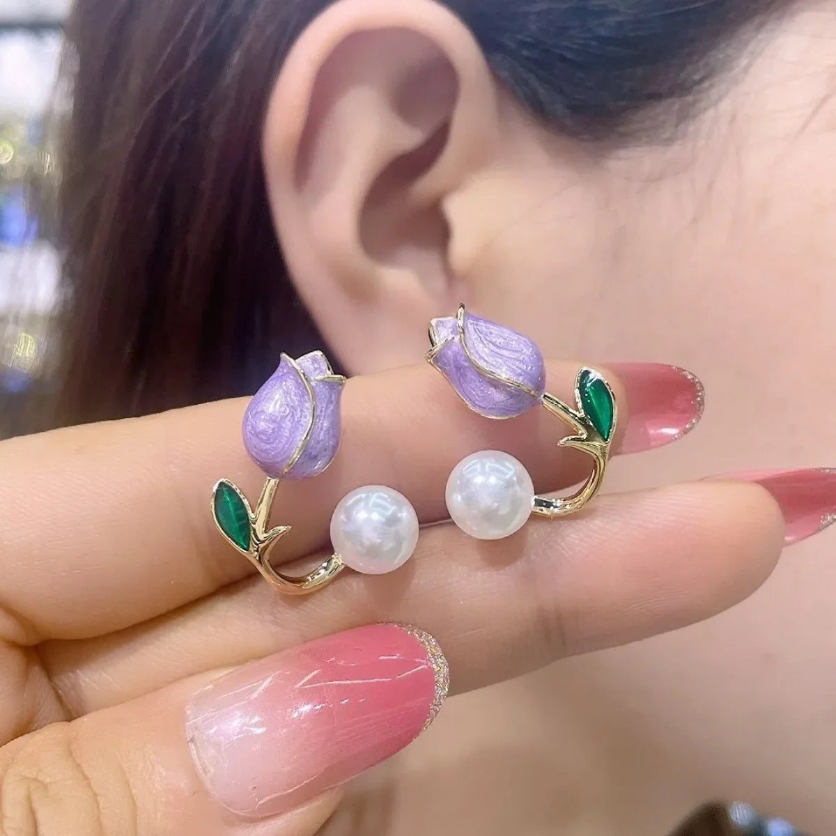 チューリップフラワーとパープルパールのぶら下がりピアス