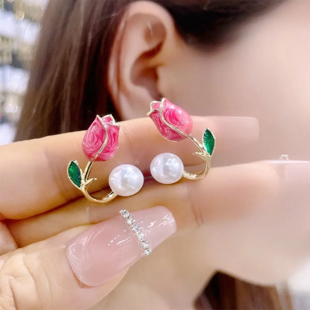 チューリップフラワーとレッドパールのぶら下がりピアス