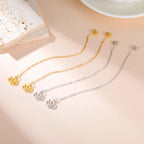 繊細な蓮の花モチーフのドロップピアス 