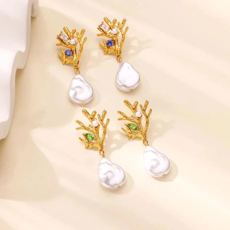 パールとグリーンジルコンをあしらったコーラルのロングピアス