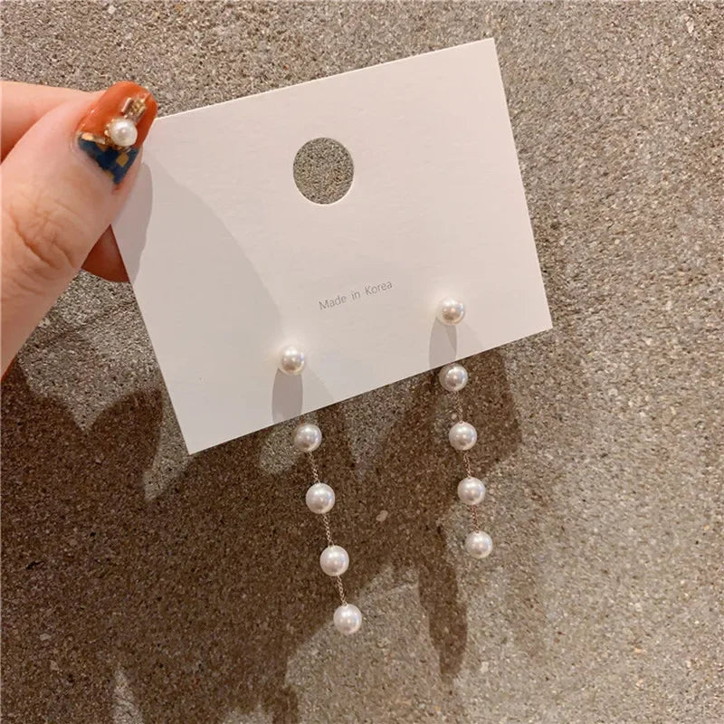 白いパールのドロップピアス